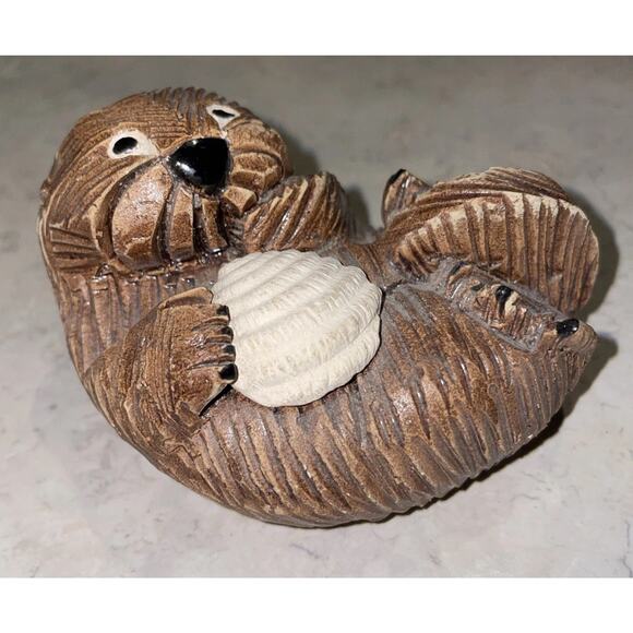 Artesania Rinconada Sea Otter Figurine with shell. Hand Carved Clay Pottery Sign - Picture 2 of 4